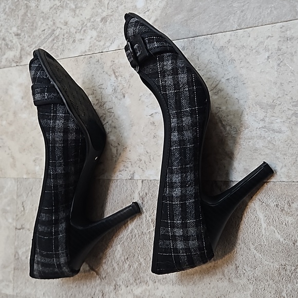 Apt. 9 Heels. - Picture 4 of 6